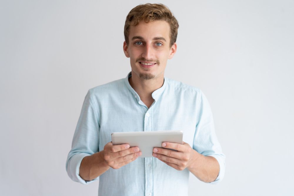 Junger Mann arbeitet digital mit einem Tablet